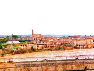 อัลบี เมืองสีแดง

ตั้งอยู่ในจังหวัดตาร์น ทางตะวันตกเฉียงใต้ของฝรั่งเศส อัลบีเป็นเมืองที่มีชื่อเสียงในเรื่อง "สีแดง" เมืองเก่าทั้งหมดสร้างขึ้นจากอิฐสีแดงในท้องถิ่นเป็นส่วนใหญ่ จึงเป็นที่มาของชื่อเล่นว่า "เมืองสีแดง (la ville rouge)"

หัวใจของเมืองคือมหาวิหารแซงต์-เซซิลอันงดงาม ซึ่งอยู่ติดกับพระราชวังแบร์บี ปัจจุบันคือพิพิธภัณฑ์ตูลูส-ลอเทร็กอันโด่งดัง ที่เก็บรวบรวมผลงานของจิตรกรผู้เกิดในอัลบีคนนี้ไว้อย่างครบถ้วนที่สุด

การเดินเล่นริมแม่น้ำตาร์นเผยให้เห็นทิวทัศน์อันเงียบสงบและงดงามราวบทกวี ที่ซึ่งเมืองเก่า สะพานอิฐสีแดง และเงาสะท้อนในน้ำสร้างภูมิทัศน์ที่สวยงาม เมืองเก่าของอัลบีได้รับการขึ้นทะเบียนเป็นมรดกโลกโดยยูเนสโก ได้รับการอนุรักษ์ไว้อย่างดีเยี่ยมและยังคงรักษาจังหวะชีวิตที่ผ่อนคลายอันเป็นเอกลักษณ์ของฝรั่งเศสตอนใต้เอาไว้

อัลบีนั้นเรียบง่ายแต่ก็อบอุ่นและลึกซึ้ง สีแดงของมันไม่ใช่สีที่สดใสฉูดฉาด แต่เป็นรัศมีที่เงียบสงบซึ่งได้รับการขัดเกลาให้ละมุนละไมด้วยกาลเวลา