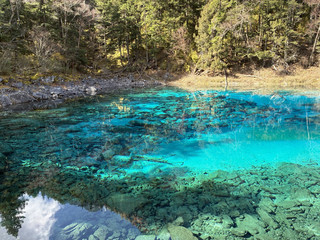 The beauty of Jiuzhaigou in autumn: an unforgettable travel experience.