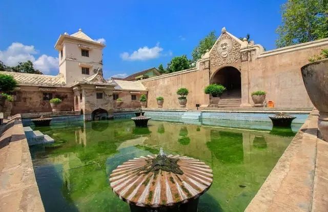 Top 15 most beautiful cities abroad, with cultural and historical heritage.