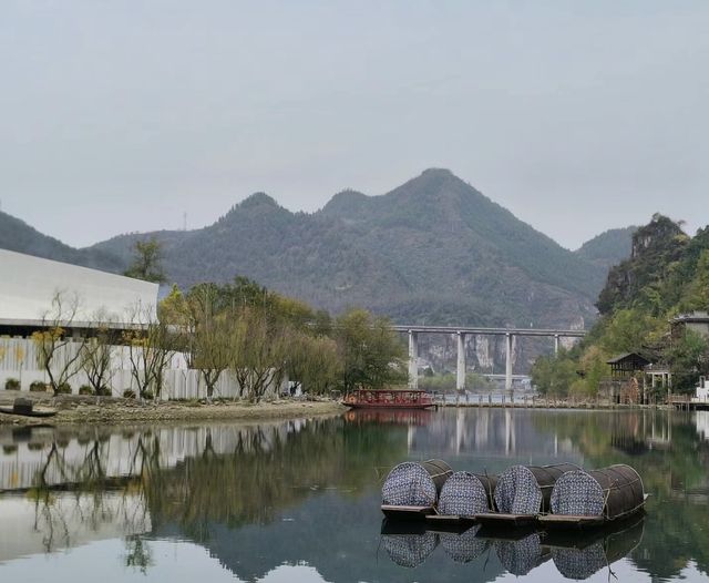 昨日中午抵達此地，一個一腳踏三省的古鎮，邊城，也叫茶峒