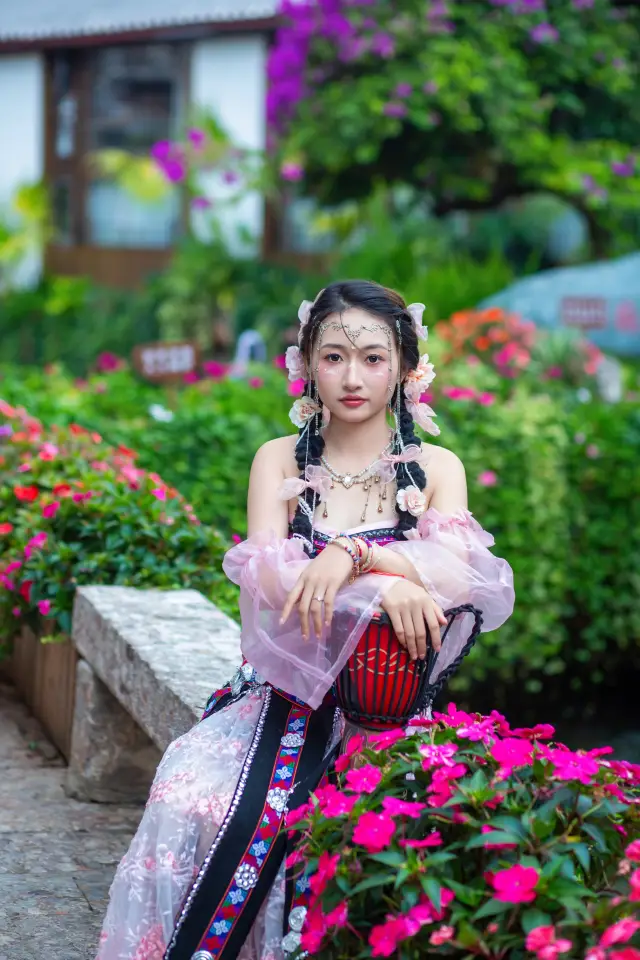 In Lijiang ethnic portrait, who isn't a Hani!