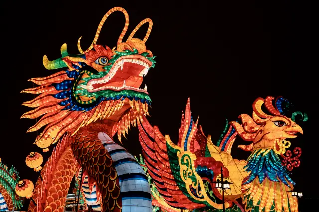 The lanterns in Xi'an are lit, filling the atmosphere with the spirit of the New Year