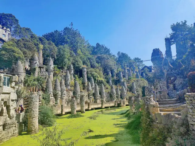 Huaxi Ye Lang Valley in Guiyang, a man built a stone kingdom