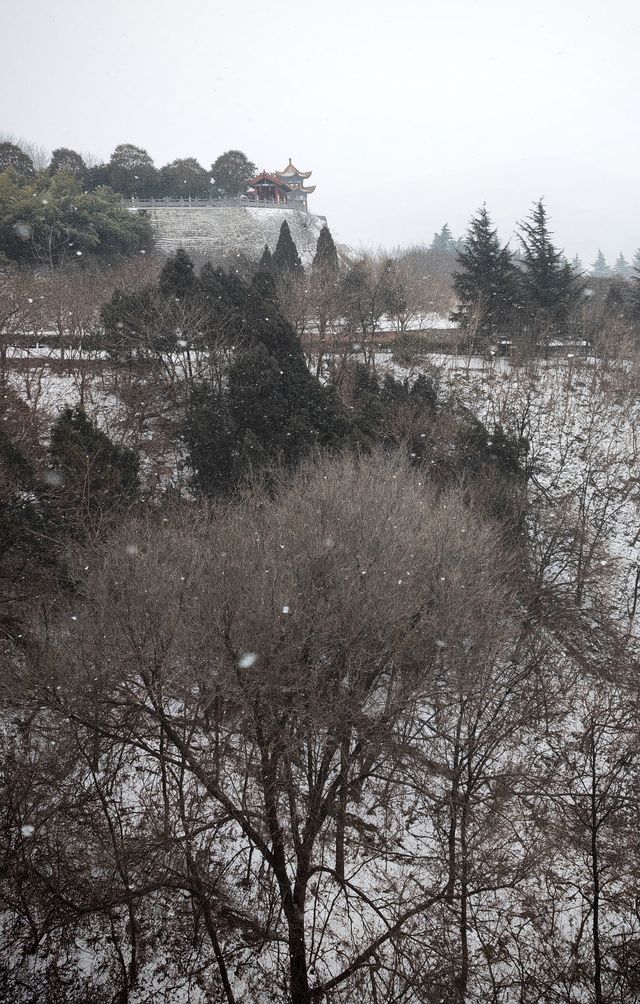 一夜雪後，濃霧中的三門峽大壩