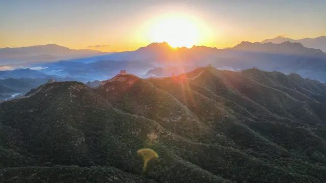 Watching the sunrise and sunset on the Great Wall, Jinshanling at the border of Chengde and Beijing, a guide to take you on a tour