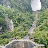 下著大雨的天門山