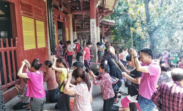 千年佛光照耀泉州：探索開元寺的歷史與傳說。