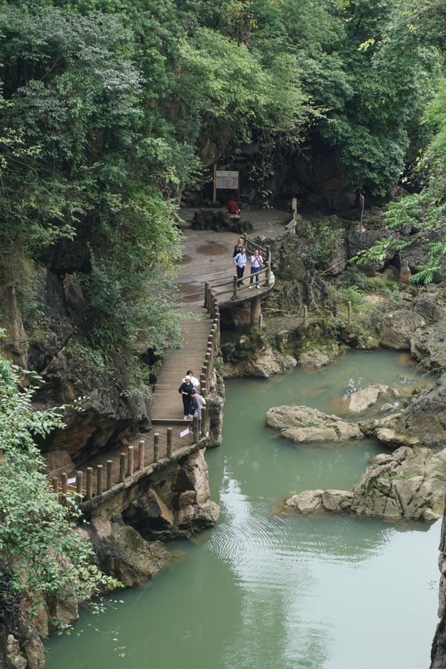 "珠簾鉤不捲，匹練掛遙峰"——喀斯特地貌下的大瀑布。