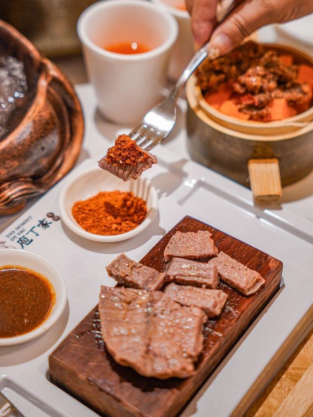 國慶最好吃的美食打卡地 今天的晚餐選擇了庖丁家的水煮牛排火鍋，新推出的山野風格讓我眼前一亮。野菌拼盤。