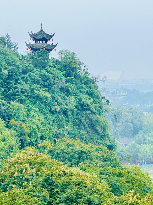 雲浮古今玉壘山。