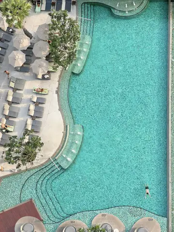 芭堤雅假日酒店Bay Tower：雙泳池凌空瞰海！