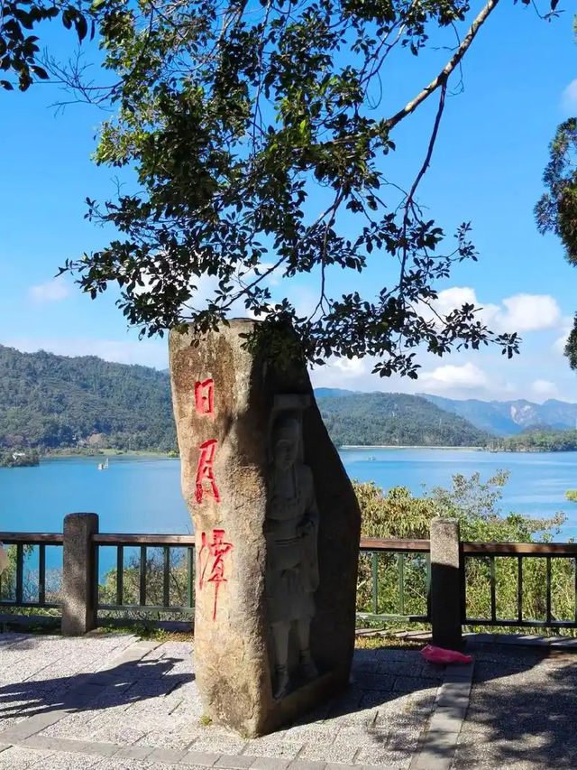 清晨的日月潭，是靜謐的詩 