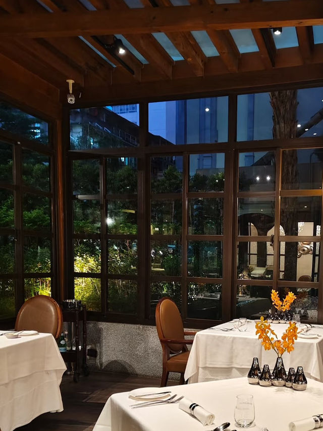 台北美麗信花園酒店｜都市叢林裡的無邊泳池秘境！高空花園泳池美到逆天