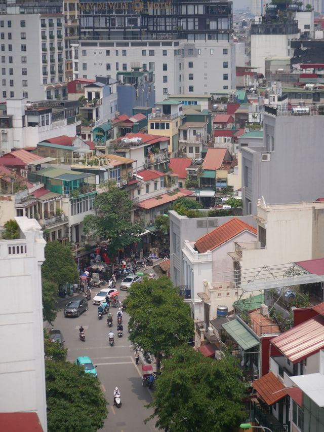 Hanoi – Street Food, Culture & a Train Through the City 🚂🥖