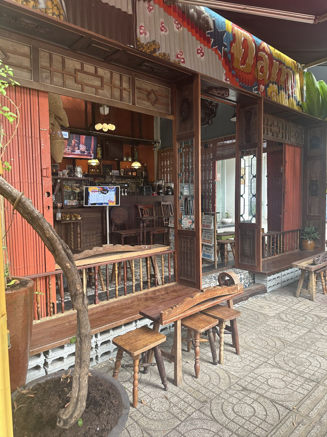 Ho Chi Minh - A Big City On A Low Budget. A Super Affordable Metropolis! 
