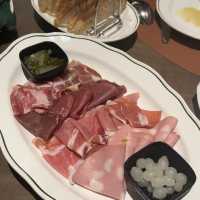 🇲🇴澳門美食｜上葡京TART餐廳：氛圍感拉滿的live音樂酒吧餐廳！🍻