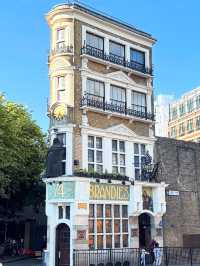 Visit One of London’s Most Beautiful Pubs! ✨