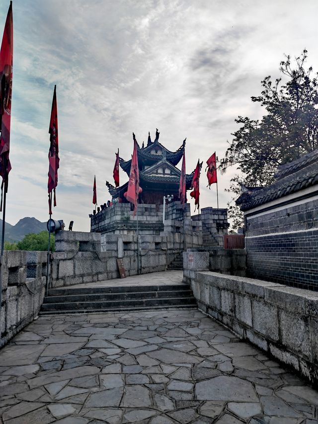 青巖古鎮：黔中腹地的石頭史詩