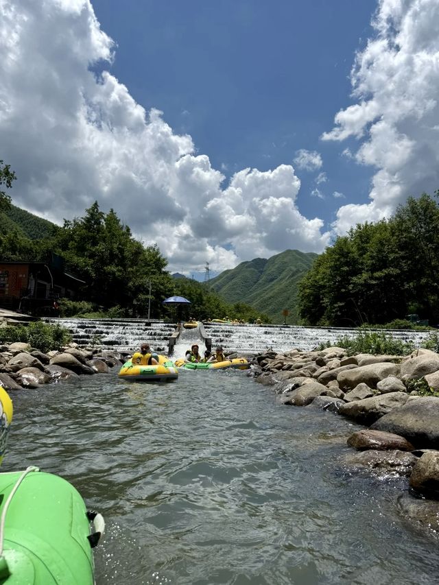 安吉解放雙手溯溪撈魚漂流爽玩一夏