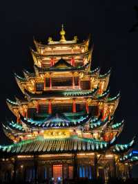 呢場大雨澆唔熄我對重慶嘅熱情！啱啱打卡完絕美夜景觀賞地鴻恩閣，即刻嚟俾你哋安利呢個寶藏景點 鴻恩