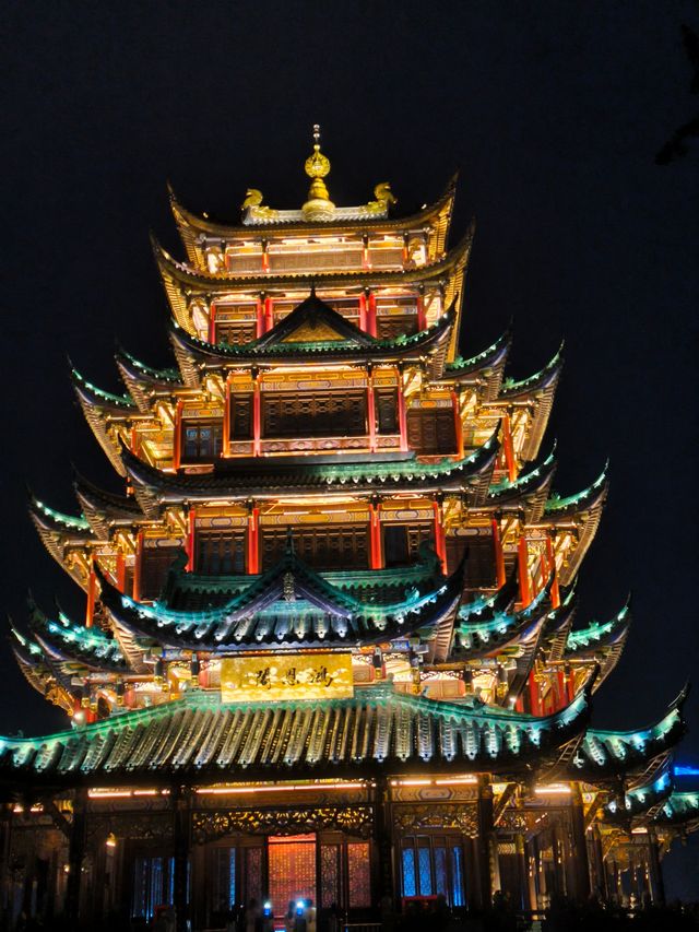 呢場大雨澆唔熄我對重慶嘅熱情！啱啱打卡完絕美夜景觀賞地鴻恩閣，即刻嚟俾你哋安利呢個寶藏景點 鴻恩