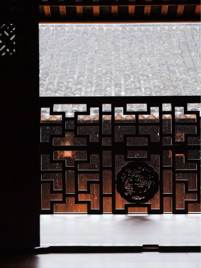 秋雨落陽明，廊下聽禪音