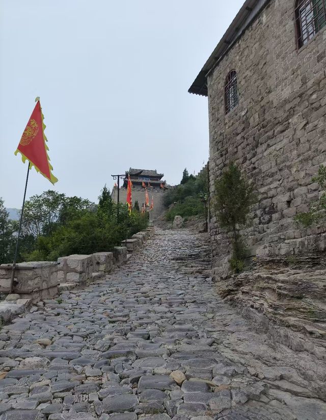 雄關漫道千年矗立，娘子英風萬古流芳。