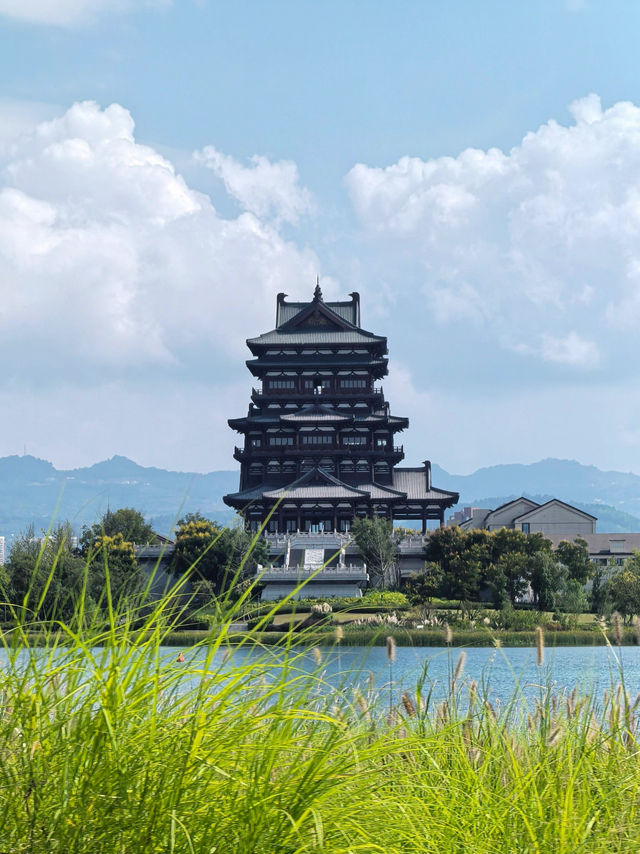 成都新地標!東安湖體育公園的藍色秘境被我挖到了!  這片藏在成都東邊的"小洱海"也太絕了!藍天白 成都新地標!東安湖體育公園的藍色秘境被我挖到了!  這片藏在成都東邊的"小洱海"也太絕了!藍天白