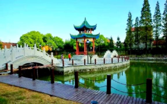 ทะเลสาบ Jiangling Longyuan: สวรรค์แห่งระบบนิเวศน์ในเมือง แหล่งรวมกีฬาและสันทนาการอันล้ำค่า!