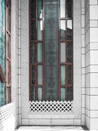 金與白交織好似異域世界