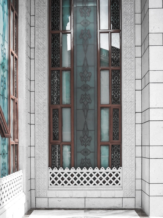 金與白交織好似異域世界 金與白交織好似異域世界