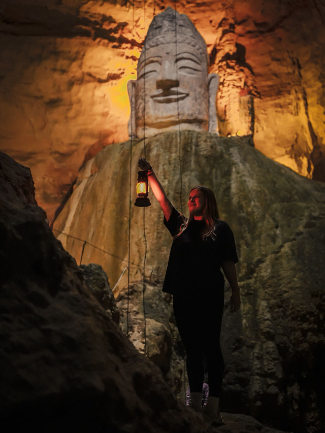 Hanging high in Chongqing at Tianyan Cave Hanging high in Chongqing at Tianyan Cave
