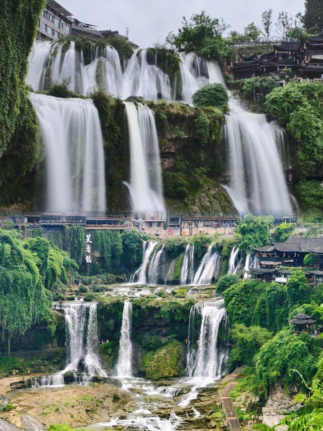 瀑布上的千年古鎮，吊腳樓裡夢如畫