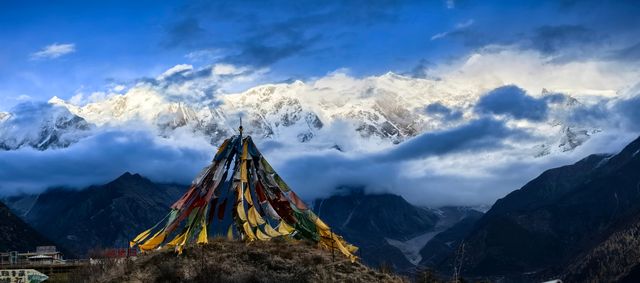 《藏南秋林裡：江波、雪峰與木屋的慢時光》
