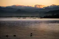 瀘沽湖迎來了一年只有十天左右的風景