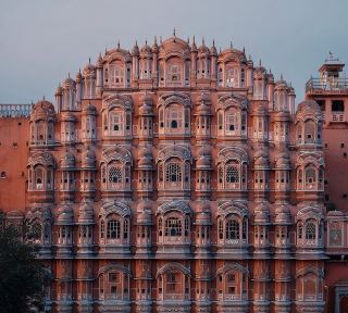 ジャイプールの風の宮殿 | ピンク・シティのランドマーク。写真撮影に最適で、豊かな歴史を刻んでいます。953枚の透かし彫りの窓を持つ、インドの「ピンク・シティ」ジャイプールの魂です。