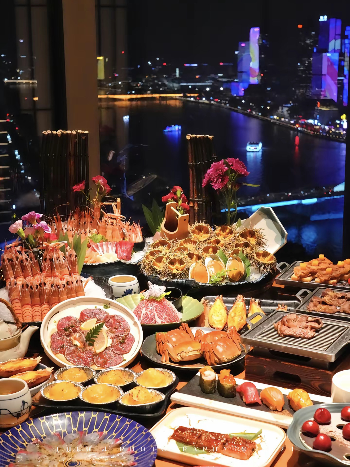 Starory·Japanese Buffet (Zhujiang New Town) berada di lantai 33 dengan jendela kaca setinggi langit-langit 360° yang menghadap langsung ke Canton Tower dan pemandangan malam Pearl River yang memukau. Tersedia lebih dari 300 hidangan, termasuk scampi Selandia Baru sepuasnya, bulu babi (uni), abalon, dan foie gras. Tersedia juga menu terbatas seperti tuna sirip biru, sashimi lobster, dan sarang burung walet. Makan malam mewah ala bintang 5 ini dibanderol sekitar ¥288–¥387 per orang. Restoran ini dilengkapi dek observasi berbentuk berlian dan dekorasi Gunung Fuji buatan tangan yang estetik untuk berfoto. Pastikan memesan kursi dekat jendela untuk menikmati momen matahari terbenam yang magis. Gemerlap lampu kota di bawah sana sungguh indah. Pengalaman kuliner yang sempurna. Sampai jumpa.