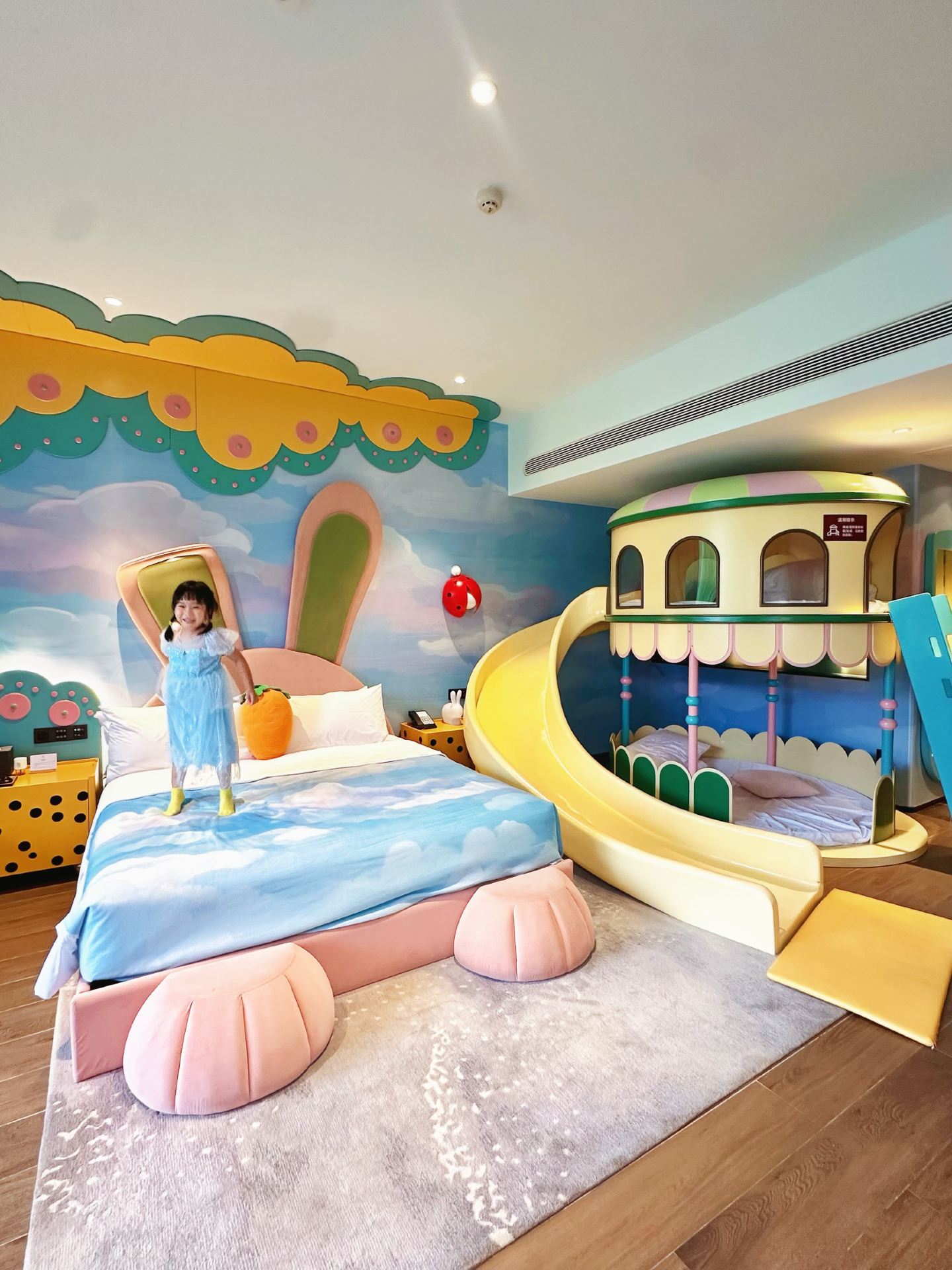  Just a 1-hour drive from Guangzhou to Baishuizhai!!
Really found a treasure! One-stop solution for kids' fun + wellness + intangible cultural heritage activities✨
Don't stay home and lie flat during Dragon Boat Festival, the whole family will feel super comfortable here!

✅ Forest Fairy Tale Family Room|The details really understand moms so well😆
The room is super big! Kids can run around freely without feeling cramped
Comes with an indoor slide + separate kids' bed, even two kids staying won’t argue!
Favorite private balcony hot spring!! No need to fight for the public pool
Soak whenever you want, the privacy is amazing

The host really pays attention to details
Kids' bathrobes, snack gift packs all prepared
The sink is designed with double basins for adults and kids
Little ones can wash their hands by themselves, freeing mom’s hands!
After the kids sleep at night, you can secretly soak in the hot spring to relax, feeling so happy 🥰

✅ Indoor and Outdoor Dual Playgrounds|The ultimate energy drainers🔋
Sunny during the day? Just hide in the indoor kids’ club
Lots of building blocks, picture books, mini games, and simple daycare available!
Cooler in the evening, then rush to the outdoor fitness area
Climbing and obstacle courses are super energy-consuming, kids 4+ can play wildly
Younger toddlers can also run and jump happily

✅ Mountain Forest Hot Springs|Not stuffy even in summer!🌿
Who knew! The hot spring area has lots of trees!!
A lush green little forest, no sun exposure at all
More than 20 hot spring pools themed on the five elements, temperature just right
Soaking at 40℃ is super stress-relieving, and there’s ginger tea after soaking
So comfortable you won’t want to get up!!

🔥 Dragon Boat Festival Special! She ethnic culture festival is such a surprise
Originally just wanted to soak in the hot springs, ended up loving the activities!
A whole day full of fun, never boring
▫️ Intangible cultural heritage crafts: She ethnic colorful ribbons, painted bamboo hats, paper cutting, you can take your handmade items home as great souvenirs
▫️ Dragon Boat Festival colorful mugwort rice dumplings, full of parent-child atmosphere
▫️ Super fun bamboo pole dance everyone can join
▫️ Free She ethnic phoenix costume photo shoot! Instantly get stunning traditional style photos
▫️ Check-in and get a special loquat vinegar little gift! So thoughtful

✅ Infinity Pool|Summer essential to cool off💦
Large and small pools built on the hillside, with stunning views
Soak in the hot springs then play in the water, so cool and comfortable
Instantly get that summer vacation vibe!

The overall environment is very quiet, not crowded, very healing
Focus on relaxed family fun, no rush, no stress for moms
Perfect for a family vacation and relaxing with kids during Dragon Boat Festival!