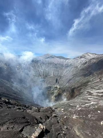 ブロモ砂海に踏み込み、感動的な火山の雲海と日の出に出会う | Trip