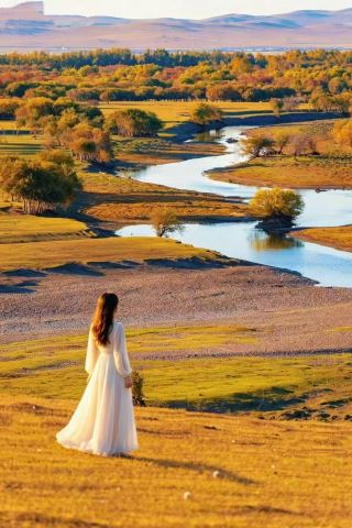 We drove to the romantic Bashang Plain, rested at the Linxi Haoze Ruili Hotel, and headed to the Ulanbutong Grassland the next day. The highway, meadows, birch forests, and sunset all graced our photos.