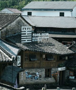 진화에 위치한 800년 역사의 한적한 마을, 몰린 마을은 그림 같은 풍경 속에 자리 잡은 고요한 휴식처입니다. 바쁜 도시 생활에 지치셨나요? 진화 산속 깊숙이 숨겨진 몰린 마을에서 마음의 평화를 찾아보세요.