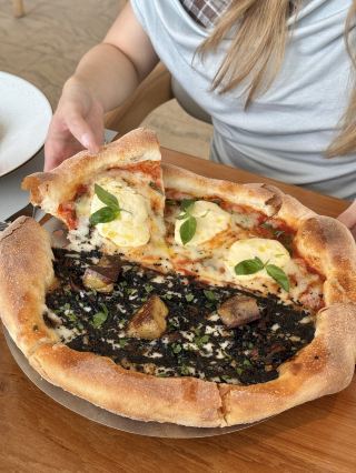 Место для свиданий на Северном берегу с видом на культовое трио небоскребов 🍴
Создается ощущение, будто вы попали в итальянский фильм 🇮🇹 — изысканное заведение.
Двойное удовольствие для глаз и вкусовых рецепторов.
Пицца ручной работы, отмеченная звездой Мишлен, свежеиспеченная в печи 🍕
Визитной карточкой, несомненно, является сочетание «Маргариты» и фуа-гра с черным трюфелем.
Она обладает насыщенным сливочным вкусом сыра буррата,
и вы также можете почувствовать вкус черного трюфеля. Тонкое тесто — восхитительно 😋
Вкусовой профиль — это сочетание Востока и Запада — первоклассное блюдо в западном стиле.
Отдыхаем с друзьями после обеда 🥂