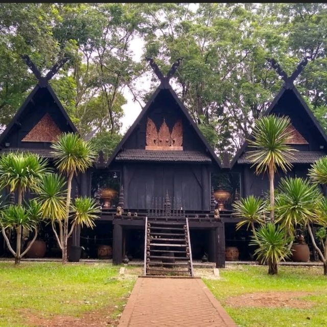 Baan Dam , Chiang Rai