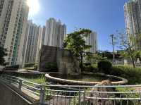 以花崗岩為主題嘅九龍灣彩禧路公園