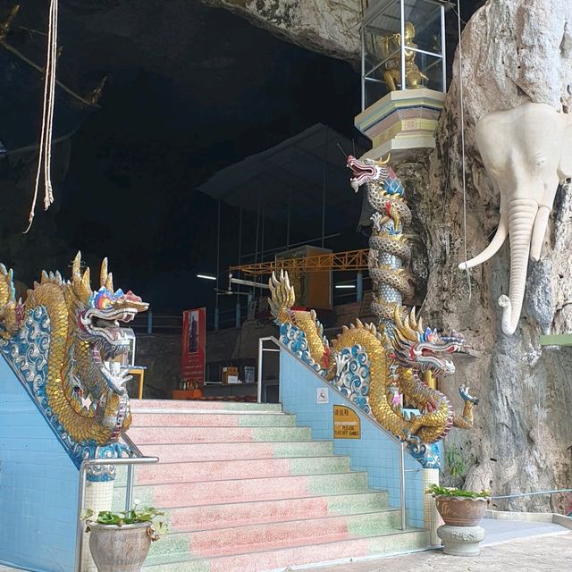 เที่ยวชมความสวยงาม..วัดเขารูปช้าง..ปาดังเบซาร์