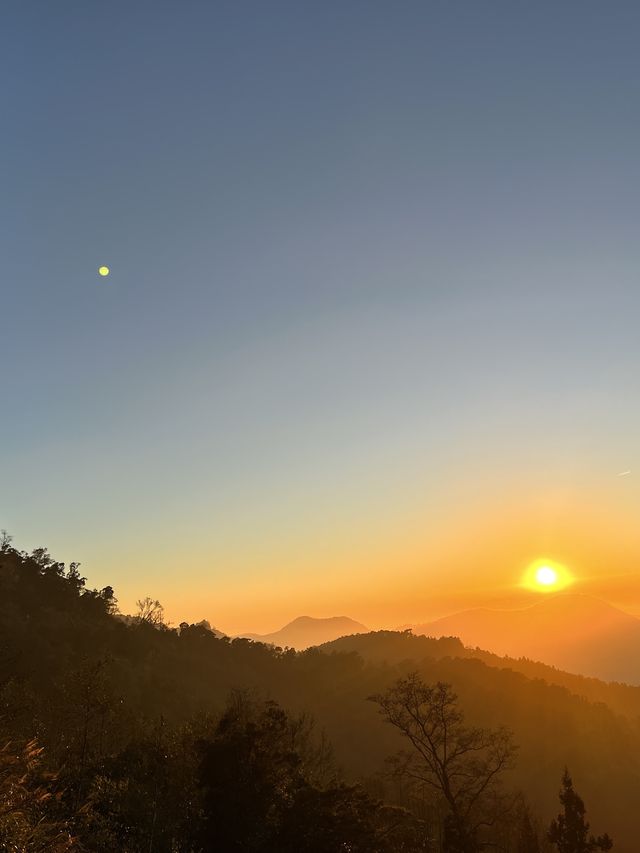 🛤️ Magnificent Sunset at Alishan 🌅