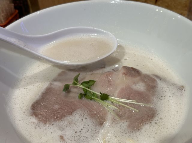 福岡・千早。真っ白な豚骨エスプーマらぁ麺て何？？『へらへらぁ麺 麺酒場千早店』