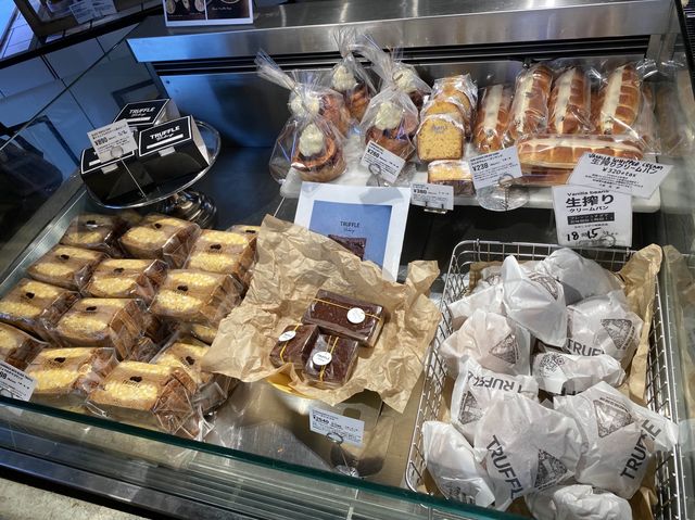 東京・広尾。賞味期限は5時間、生搾りクリームパンが気になる『Truffle BAKERY 広尾店』