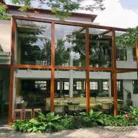 ร้านคาเฟ่สไตล์ในสวนกลางใจเมือง - ขมิ้น