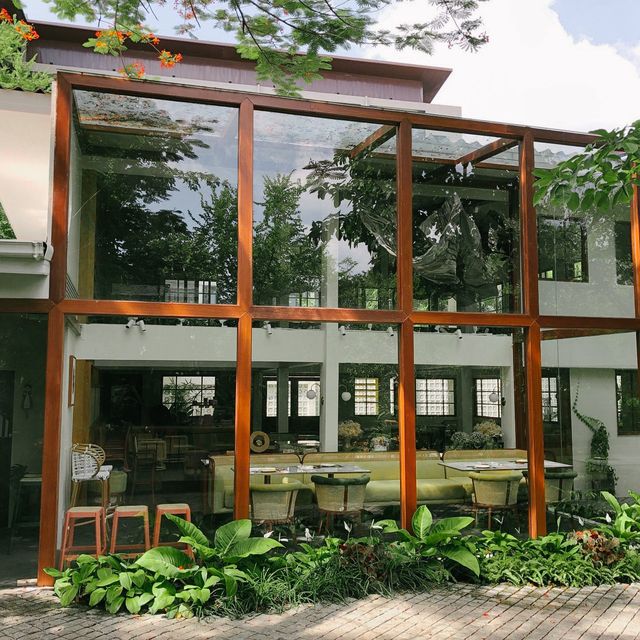ร้านคาเฟ่สไตล์ในสวนกลางใจเมือง - ขมิ้น